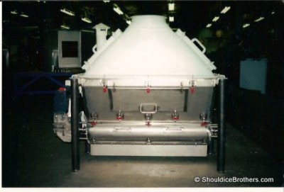 Feeder housing with UHMW inlet